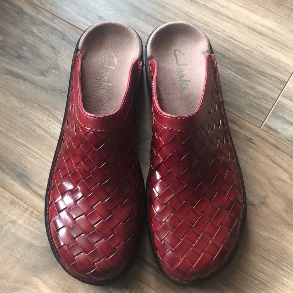 Clarks ladies clogs, like new size 8M